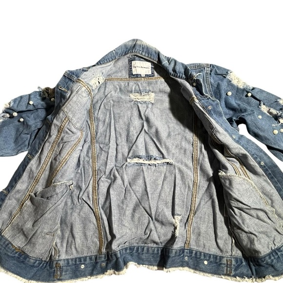 The Style Between Us. Distressed denim jacket with a baggy fit - Picture 4 of 6
